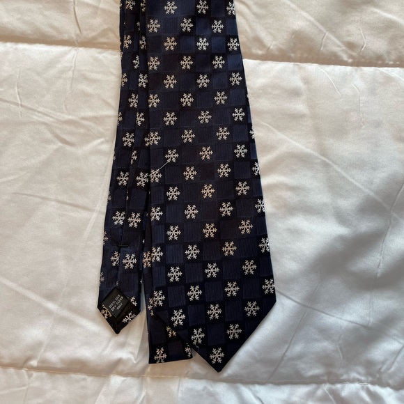 Navy and silver snowflake tie - Picture 1 of 3